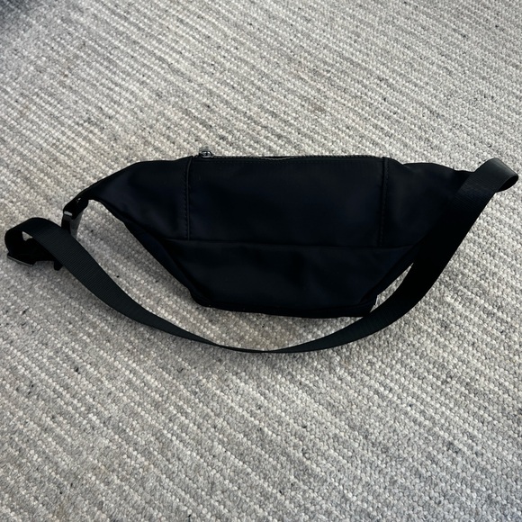 Alo Yoga Explorer fanny pack - Picture 7 of 10